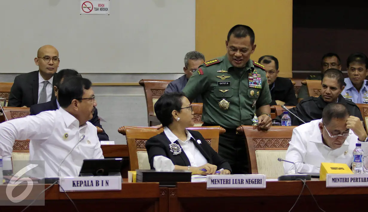 Jenderal Gatot Nurmantyo berbincang dengan Menlu Retno L.P. Marsudi disela rapat kerja dengan Komisi I DPR RI di Senayan, Jakarta, Kamis (26/1). Rapat tersebut membahas perkembangan hubungan Bilateral Indonesia dan Australia. (Liputan6.com/JohanTallo)