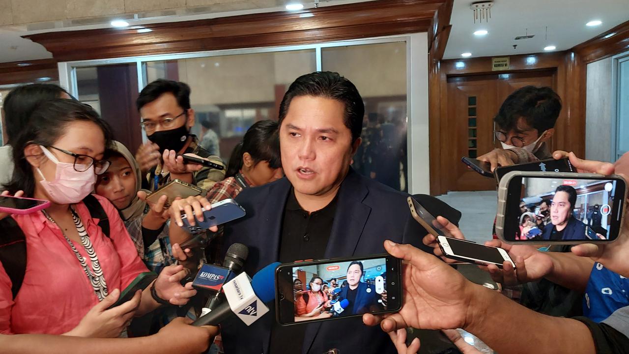 Menteri BUMN Erick Thohir saat ditemui di Gedung DPR RI, Kamis (15/6/2023). Erick Thohir menyebut negosiasi bisnis menjadi hal yang lumrah dilakukan, seperti yang dilakukan untuk  gelaran World Superbike (WSBK) di sirkuit Mandalika. (Arief/Liputan6.com)
