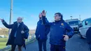 Luk Ilriate (kanan), Direktur Sepak Bola Akar Rumput Real Sociedad menjelaskan tentang fasilitas-fasilitas di Zubieta, kompleks latihan dan akademi Real Sociedad, Jumat (12/1/2024). (Bola.com/Yus Mei Sawitri)