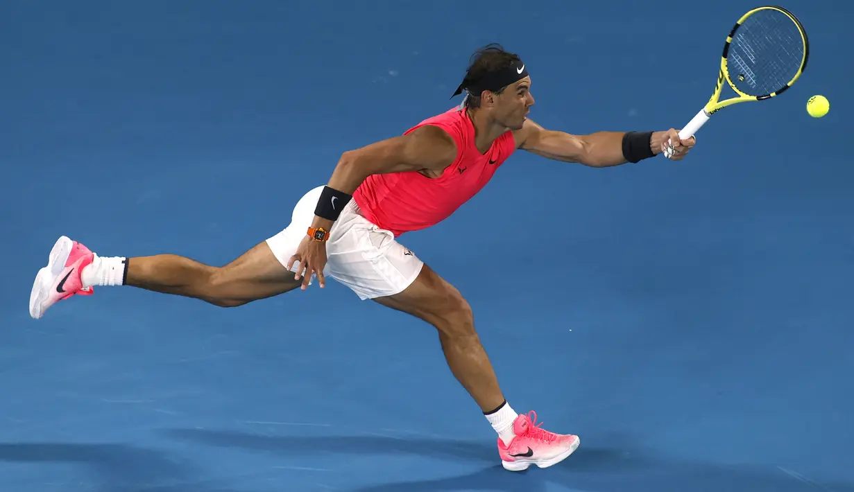Petenis Spanyol, Rafael Nadal berusaha mengembalikan bola Nick Kyrgios dari Australia selama pertandingan tunggal putaran keempat di kejuaraan tenis Australia Terbuka di Melbourne, Australia (27/1/2020). Nadal berhasil menembus babak perempat final Australian Open 2020. (AP Photo/Andy Wong)