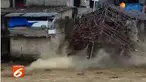 Derasnya arus dari hulu sungai menyebabkan rumah tersebut roboh. Saat kejadian, pemilik rumah sudah berada di luar rumah.