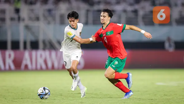 <p>Pemain Timnas Indonesia U-17,&nbsp;Figo Dennis (kiri), berusaha mengontrol bola dibayangi pemain Timnas Maroko U-17, Ayoub Chaikhoun dalam laga pamungkas Grup A Piala Dunia U-17 2023 yang berlangsung di Stadion Gelora Bung Tomo, Surabaya, Kamis (16/11/2023). (Bola.com/Bagaskara Lazuardi)</p>