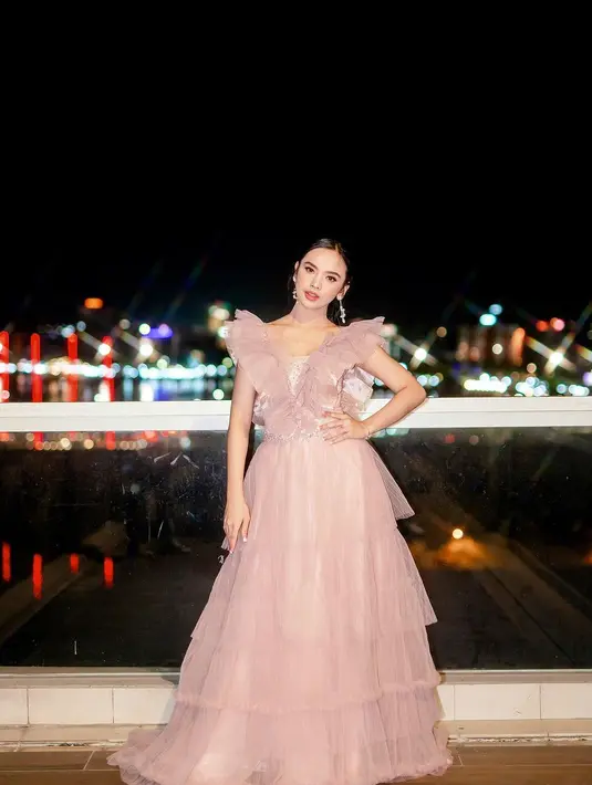 Atau dress dengan lengan beraksen kupu-kupu ini. Dress bernuansa merah muda ini juga memiliki rok beraksen tingkat yang cantik. [Foto: Instagram/lyodraofficial]