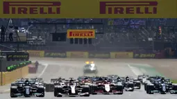 Menempati posisi start kedua, Lewis Hamilton langsung tancap gas sejak awal balapan. Pembalap asal Inggris itu bersaing ketat dengan Max Verstappen yang memimpin lomba. (Foto: AP/Jon Super)