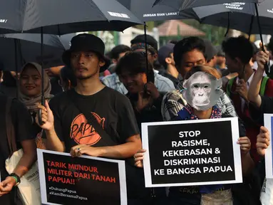 Peserta Aksi Kamisan ke-598 saat berunjuk rasa di depan Istana Merdeka, Jakarta, Kamis (22/8/2019). Aksi Kamisan ke-598 mengangkat permasalahan dan meminta pemerintah menghentikan kasus Rasisme, Kekerasan dan Diskriminasi yang terjadi di Papua. (Liputan6.com/Helmi Fithriansyah)