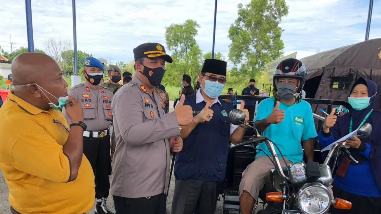 Vaksinasi drive thru di Pamekasan. (Dian Kurniawan/Liputan6.com)