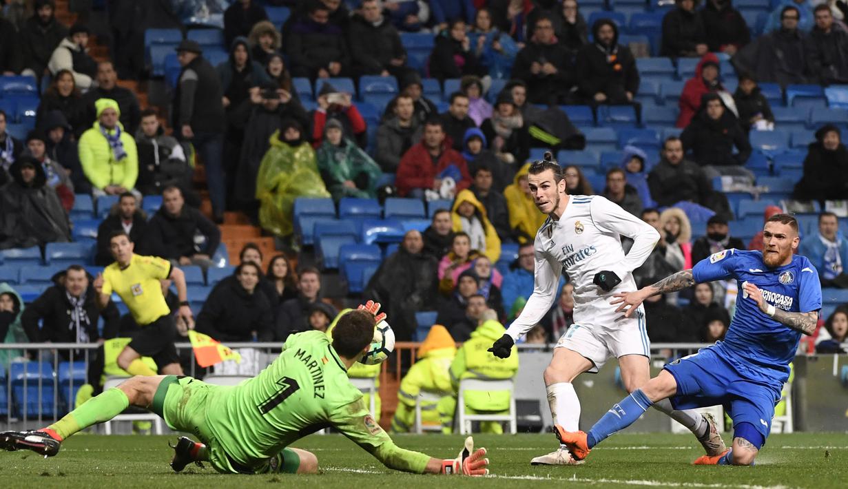 Aksi Gareth Bale (tengah) melakukan tembakan ke gawang Getafe pada lanjutan La Liga Santander di Santiago Bernabeu stadium, Madrid, (3/3/2018). Real madrid menang 3-1. (AFP/Pierre-Philippe Marcou)