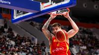 Pebasket Spanyol, Juancho Hernangomez melakukan slam dunk pada laga Grup G Piala Dunia FIBA 2023 melawan Iran di Indonesia Arena, Senayan, Jakarta, Rabu (30/08/2023). Spanyol menang dengan skor 85-65. (Bola.com/Bagaskara Lazuardi)