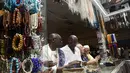 Jemaah haji memilih tasbih di sebuah toko di kota suci Makkah, Arab Saudi pada Selasa (6/8/2019). Puncak Ibadah haji masih beberapa hari lagi, namun jemaah sudah memborong aneka barang antara lain tasbih, baju, teko emas, kurma, sajadah, minyak wangi, pacar kuku, dan lainnya. (FETHI BELAID/AFP)