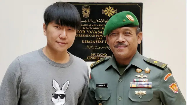Marcos Tjung bersama  Brigjen TNI Bambang Sudono, SE
