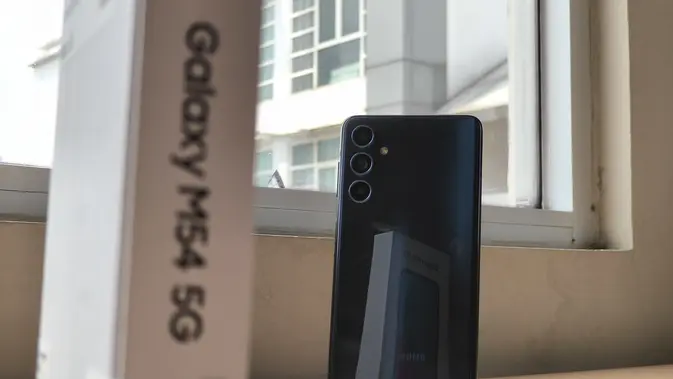 <p>HP dan Box Samsung Galaxy M54. (Liputan6.com/Labib Fairuz)</p>