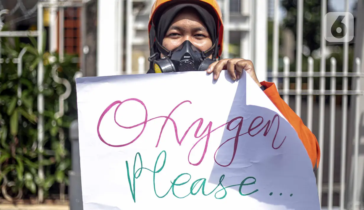 Aktivis Walhi menggelar aksi di depan Gedung ESDM, Jakarta, Jumat (11/12/2020). Dalam aksinya, mereka menuntut agar pemerintah menghentikan pembangunan PLTU Jawa 9 dan 10 serta beralih ke energi terbarukan karena alasan lingkungan. (Liputan6.com/Faizal Fanani)