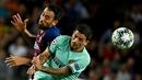 Gelandang Barcelona, Sergio Busquets, duel udara dengan gelandang Inter Milan, Stefano Sensi, pada laga Liga Champions di Stadion Camp Nou, Barcelona, Rabu (2/10). Barcelona menang 2-1 atas Inter. (AFP/Lluis Gene)