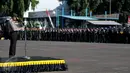 Kapolri Jenderal Pol Badrodin Haiti memberi pidato saat apel gelar pasukan Operasi Lilin 2015 jelang perayaan Natal dan Tahun Baru di halaman Mapolda Metro Jaya, Jakarta, Rabu (23/12). (Liputan6.com/Yoppy Renato)