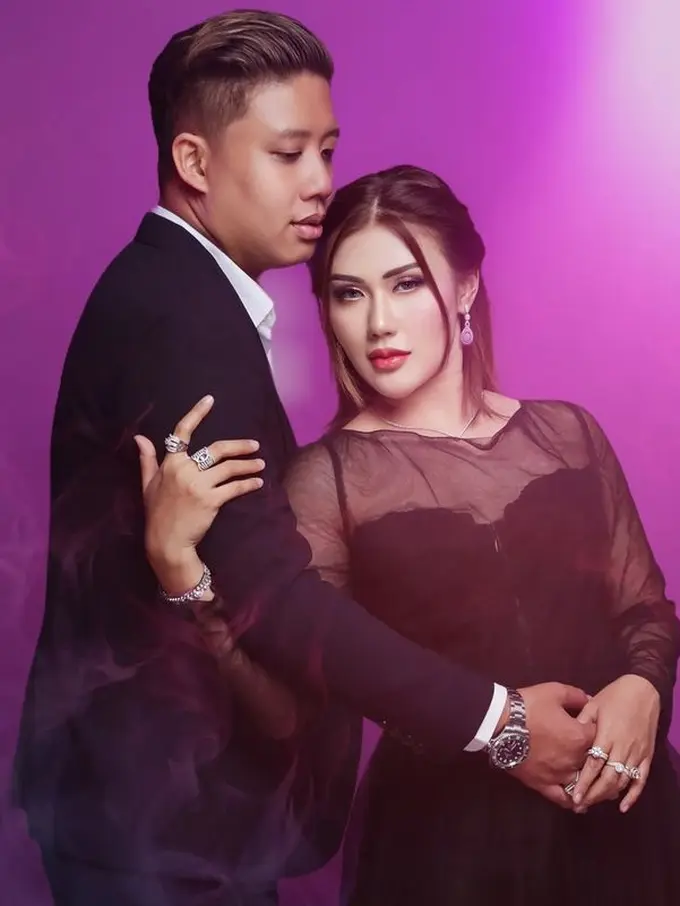 Rey Utami Bagi-bagi Ratusan Juta