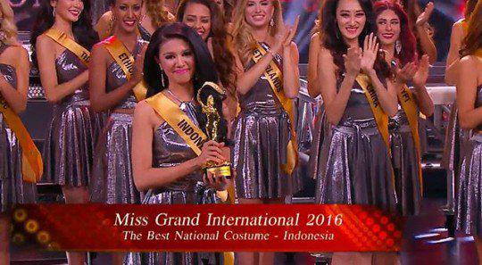 Pemenang Best National Costume, Foto: copyright twitter.com