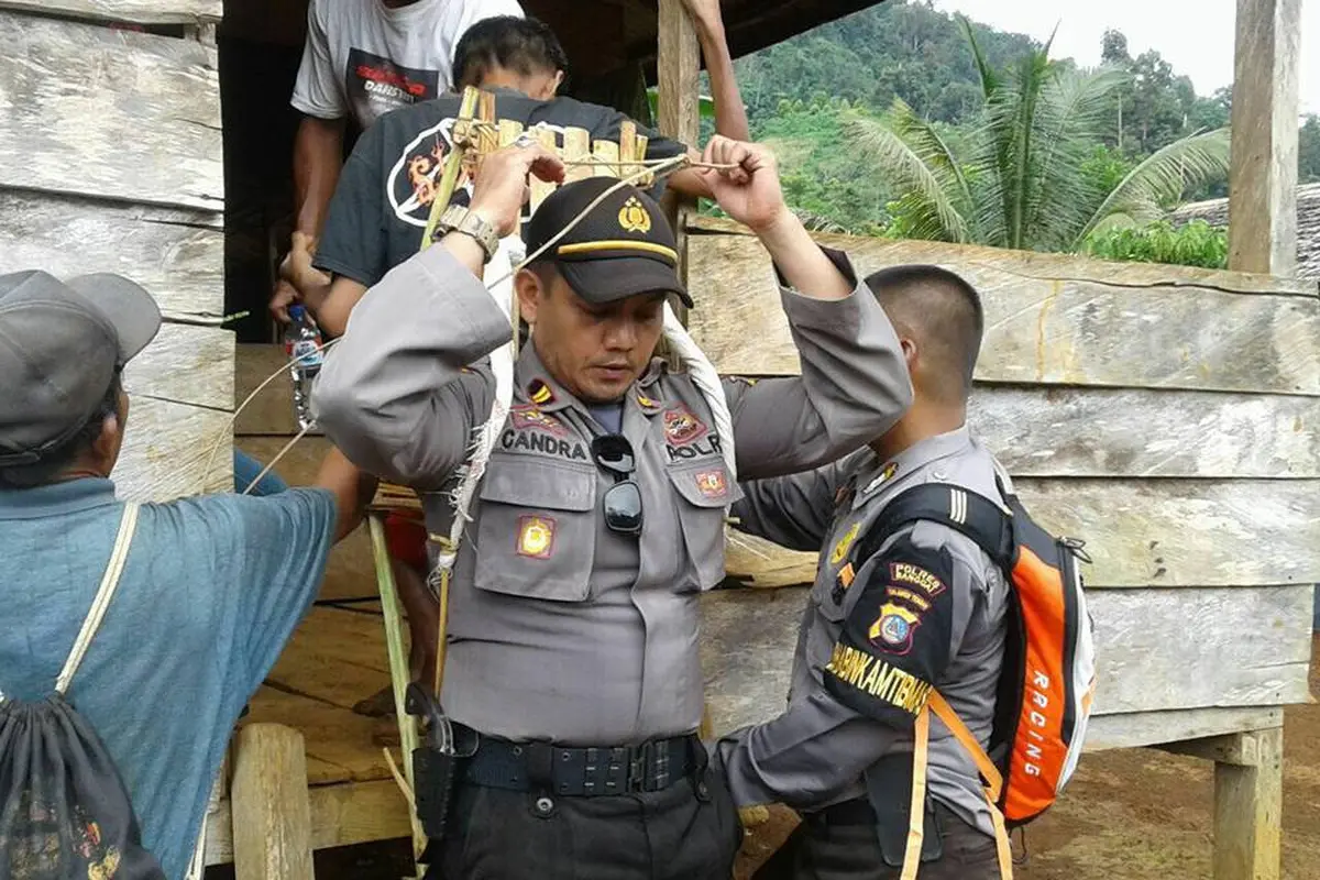 [bintang] Lewati Gunung dan Sungai, Polisi Ini Gendong Warga Sakit ke RS