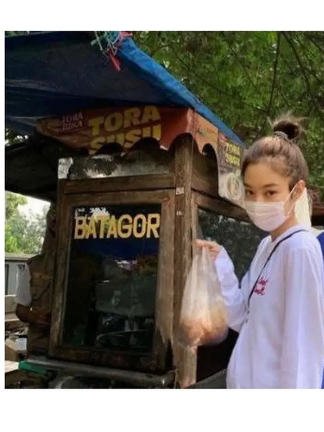 6 Editan Foto Seleb Dunia Jajan Makanan Pinggir Jalan Ini Kocak