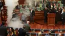 Kepulan asap yang berasal dari bom asap yang dilemparkan oleh salah satu anggota parlemen di Kosovo, Kamis (15/10/2015). Hal ini dilakukan lantaran kecewa dengan sikap Pemerintah Kosovo yang akan memberikan wilayah kepada Serbia. (REUTERS/Hazir Reka)