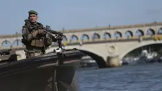 Seorang tentara berpatroli di sungai Seine, Paris, Rabu (17/7/2024). (AP Photo/Aurelien Morissard)