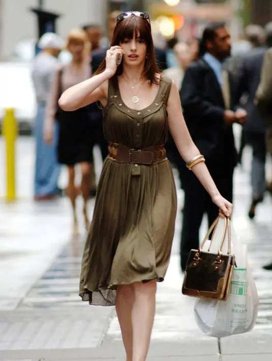 Dress warna olive pas untuk semua warna kulit, pilih model favoritmu dan jadilah pusat perhatian  (Foto: vogue.com.au).