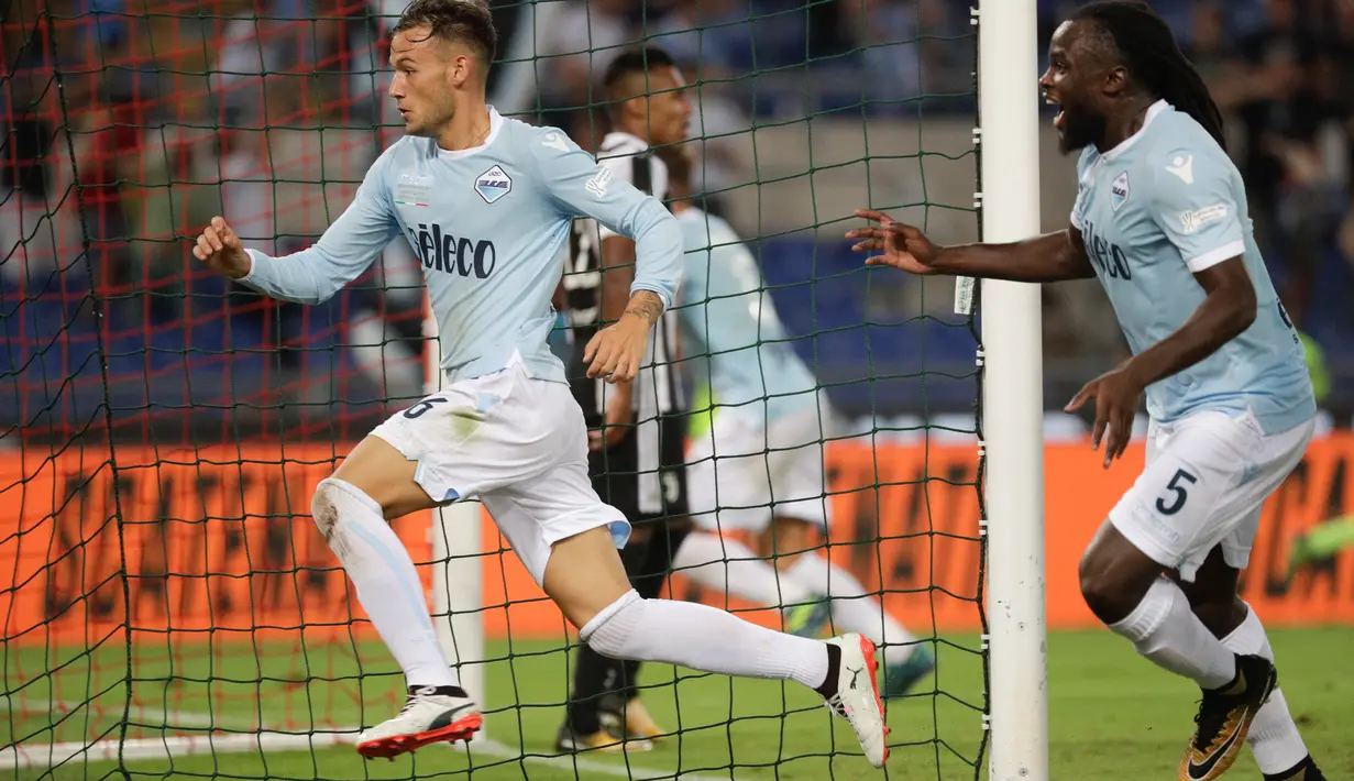 Pemain Lazio Alessandro Murgia, (kiri) melakukan selebrasi usai mencetak gol ke gawang Juventus pada final Piala Super Italia di stadion Olimpiade Roma, Italia (13/8). Gol Murgia menjadi penentu kemenangan atas Juventus 3-2. (AP Photo / Gregorio Borgia)