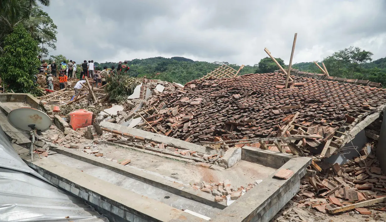 Tim pencari dan penyelamat gabungan, termasuk 155 personel Polda Jateng serta anjing pelacak, dikerahkan untuk mempercepat proses pencarian korban hilang. Tampak dalam foto, sebuah rumah yang hancur terlihat saat tim penyelamat mencari korban selamat setelah longsor menimbun beberapa rumah di Desa Cibeunying, Kabupaten Cilacap, Jawa Tengah, pada Jumat 14 November 2025. (Bakhtiar RAHMAN/AFP)