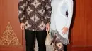 Annisa juga kerap mengenakan busana serasi dengan sang suami. Dengan balutan kebaya, penampilan Annisa disempurnakan dengan kain batik bermotif sama dengan baju sang suami. Keduanya menjadi nampak mesra dan serasi. (Liputan6.com/IG/annisayudhoyono)