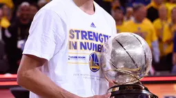 Pemain Warriors, Stephen Curry memegang piala usai memenangkan Game ke 5 final wilayah barat melawan Houston Rockets di Oakland, California, (27/5/2015). Warriors menang 104-90 dan melaju ke final NBA setelah 40 tahun. (Kyle Terada-USA TODAY Sports)