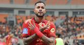 Penyerang andalan Persija Jakarta, Maxwell Souza melakukan selebrasi usai mencetak gol penentu kemenangan atas PSM Makassar pada pekan ke-22 BRI Super League 2025/2026 yang digelar di Jakarta International Stadium, Jumat (20/2) malam WIB. (Bola.com/Abdul Aziz)