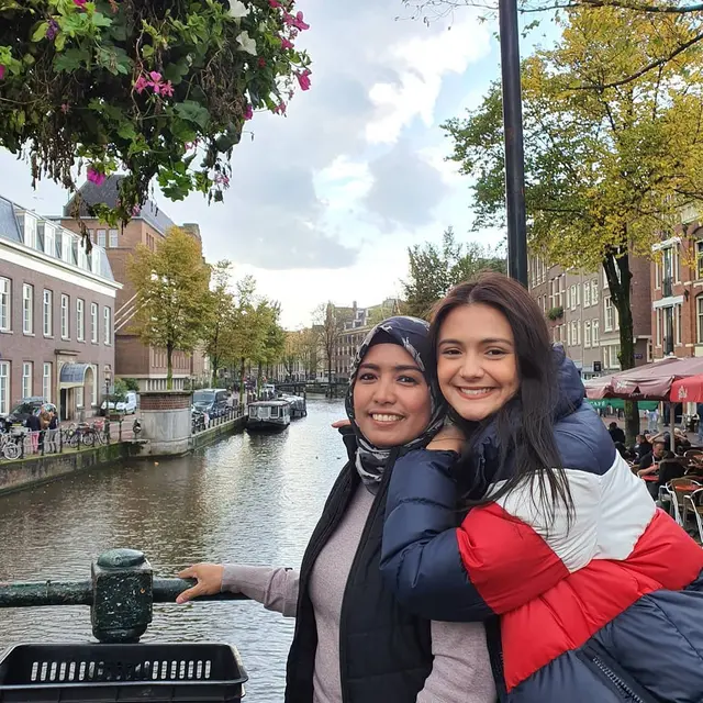 6 Potret Kebersamaan Amanda Rawles dan Sang Ibunda, Bak Kakak Adik