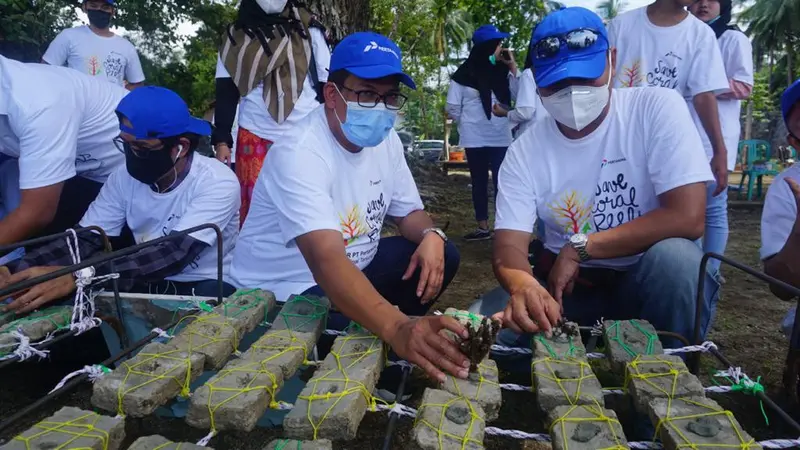 Transplantasi Terumbu Karang Di Pantai Carita, Kabupaten Pandeglang, Banten. (Rabu, 21/10/22). (Dokumentasi Pertamina MOR III)