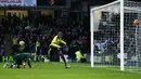  Pemain Watford, Odion Ighalo mencetak gol ke gawang Tottenham Hotspurs yang dijaga Hugo Lloris pada lanjutan Liga Premier Inggris di Stadion Vacarage Road, Inggris, Selasa (29/12/2015) dini hari WIB. Spurs menang 2-1. (Reuters/Eddie Keogh)