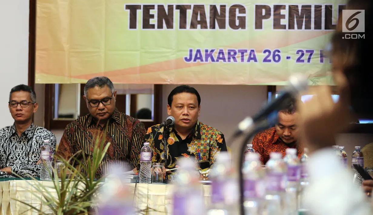 Ketua Bawaslu Abhan (kedua kanan) memberi penjelasan saat sosialisasi pengaturan kampanye pemilu 2019 di Jakarta, Senin (26/2). Bawaslu menyampaikan tidak diperbolehkan melakukan kampanye pada kurun 17 Februari-23 September 2018. (Liputan6.com/JohanTallo)