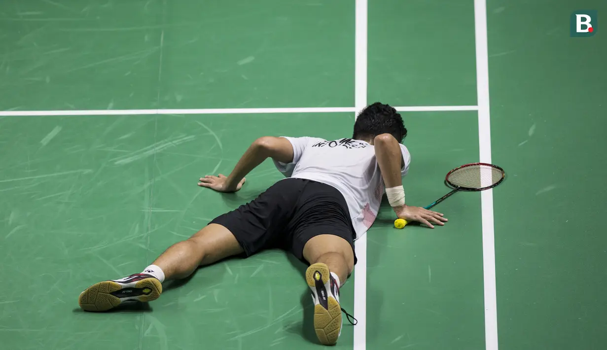 Pebulutangkis Indonesia, Anthony Ginting, saat melawan wakil China Taipei, Chou Tien-chen, pada laga Asian Games di Istora, Jakarta, Senin (27/8/2018). Anthony Ginting kalah 21-16, 21-23, dan 17-21. (Bola.com/Vitalis Yogi Trisna)