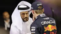 Presiden FIA Mohammed bin Sulayem (kiri) berbicara dengan pembalap Red Bull Racing asal Belanda. Max Verstappen usai sesi kualifikasi Grand Prix F1 Bahrain di Sirkuit Internasional Bahrain di Sakhir pada 1 Maret 2024. (Giuseppe CACACE / AFP)
