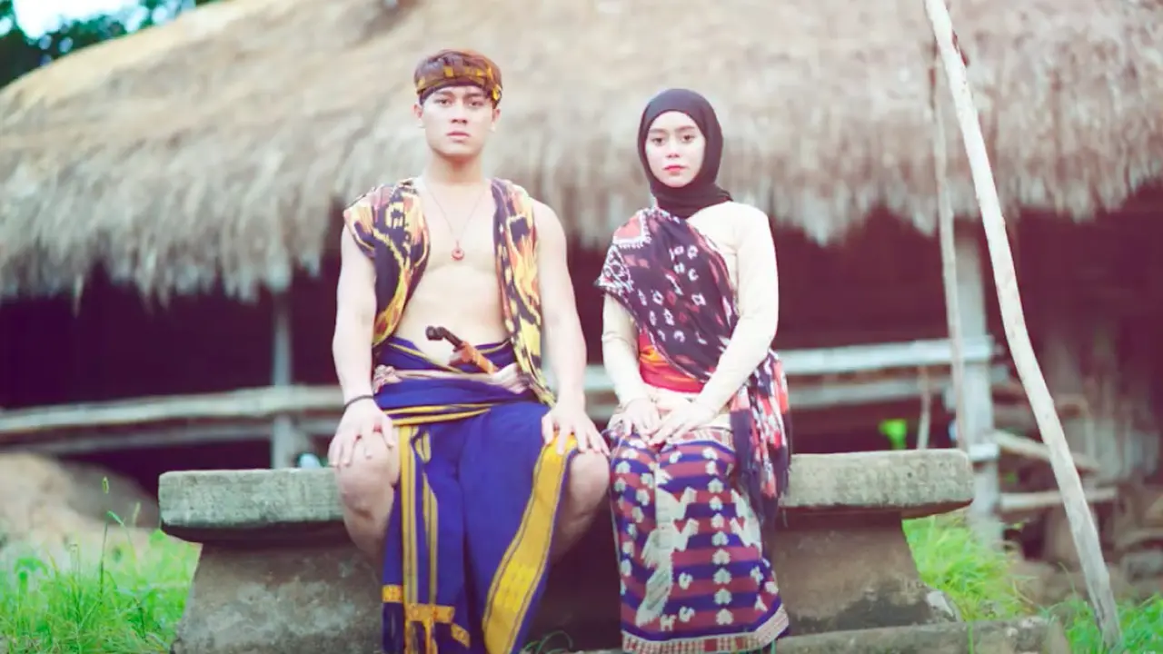 Momen Lesty Kejora dan Rizky Billar jadi Raja dan Permaisuri Sehari di Pulau Sumba. (Sumber: YouTube/Rizky Billar)