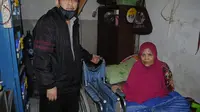 Corfied (Kiri) dan Iyah Lasmini (Kanan) serah terima bantuan kursi roda dari Disabilitas Tanpa Batas. Foto: Dokumen DTB.