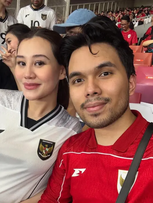 Pasangan suami istri ini juga tak mau ketinggalan tampil stylish. Aaliyah memilih jersey putih, sedangkan Thariq mengenakan jersey merah, menciptakan tampilan couple yang seimbang dan menarik perhatian. [@thariqhalilintar].