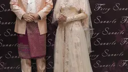 Pasangan selebritis Ben Kasyafani  dan Nesyana Ayu Nabila berpose dengan baju pengantin di kawasan Kebayoran Baru, Jakarta, Rabu (27/7). Pernikahan mereka rencananya akan digelar 30 Juli 2016 mendatang. (Liputan6.com/ Herman Zakharia)