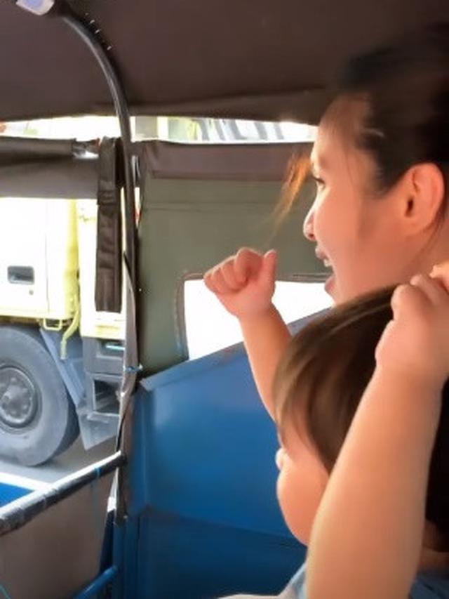 7 Potret Sederhana Raphael Moeis dan Sandra Dewi Naik Bajaj