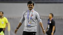 Pelatih Timnas Indonesia U-22, Indra Sjafri, mengamati pemainnya saat melawan Singapura U-22 pada laga SEA Games 2019 di Stadion Rizal Memorial, Manila, Kamis (28/11). Indonesia menang 2-0 atas Singapura. (Bola.com/M Iqbal Ichsan)