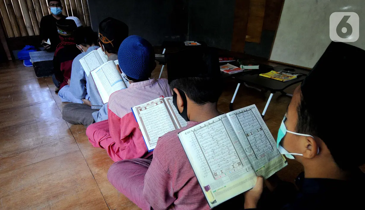 Antrean anak-anak saat menunggu untuk menyetor ayat Alquran saat kegiatan homeschooling berbasis pesantren Paket A di Skoba Madani, Parung, Bogor, Rabu (14/4/2021). Bulan Ramadhan, umat muslim memperbanyak ibadah terutama membaca dan mengkaji kandungan Alquran. (merdeka.com/Arie Basuki)