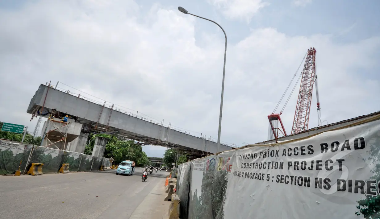 Kondisi proyek pembangunan Tol Pelabuhan Tanjung Priok, Jakarta, Rabu (25/3/2015). Pemerintah Provinsi DKI Jakarta mendorong konsorsium Tol Akses Tanjung Priok (ATP) agar mempercepat pembangunannya sampai enam bulan kedepan. (Liputan6.com/Faizal Fanani)