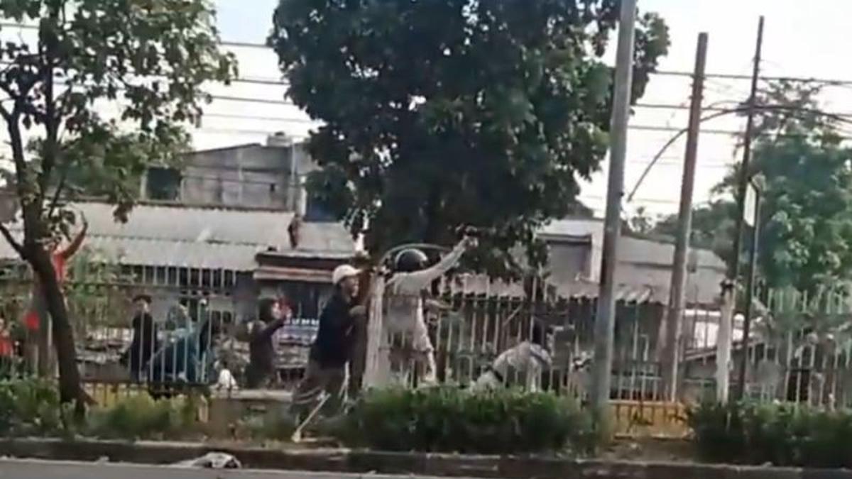 Tawuran di Klender Senin Pagi: Senjata Tajam, Lempar Batu, Macet 2 Km