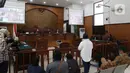 Suasana sidang telekonferensi pembacaan vonis terdakwa pembunuhan berencana anak dan ayah di Lebak Bulus, di PN Jakarta Selatan, Senin (15/6/2020). Majelis Hakim menjatuhkan vonis hukuman mati terhadap Aulia Kesuma dan putranya Geovanni Kelvin. (Liputan6.com/Herman Zakharia)