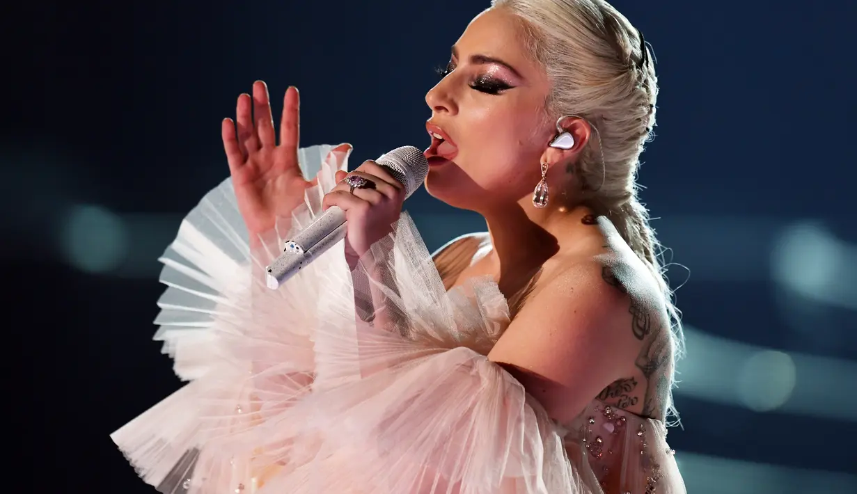 Makeup yang dipoleskan ke wajah Lady Gaga pun membuat penampilannya menjadi semakin sempurna. (KEVIN WINTER / GETTY IMAGES NORTH AMERICA / AFP)