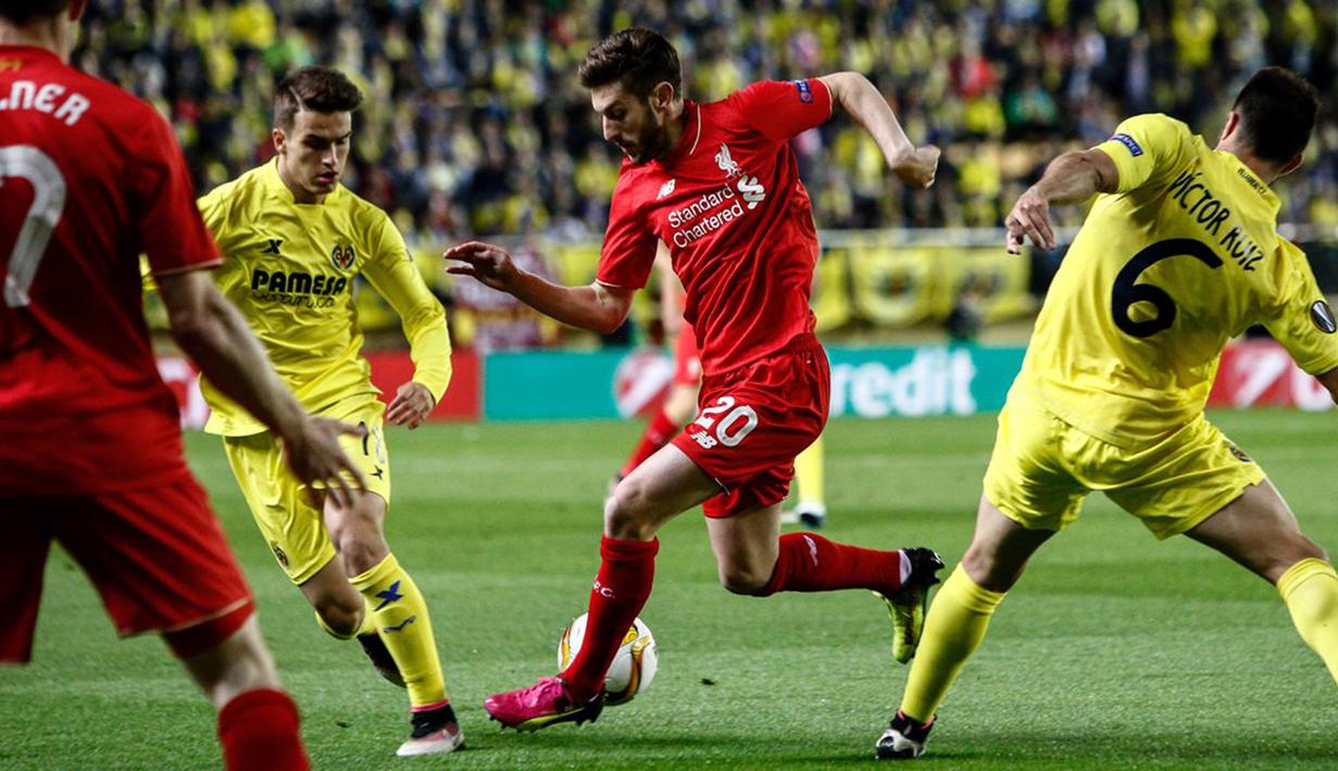 Pemain Villarreal berusaha menahan laju pemain Liverpool, Adam Lallana, pada pertandingan leg pertama semifinal Liga Europa, di Stadion El Madrigal, Jumat (29/4/2016) dini hari WIB. (AFP/Biel Alino)