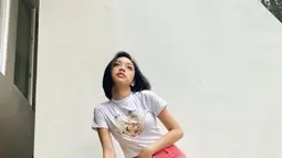 Telah berkecimpung di dunia hiburan Tanah Air sejak usianya masih kecil, putri dari Nola Be3 ini tentunya telah terbiasa untuk memadupadankan pakaiannya. Maka tak heran apabila ia selalu tampil stylish meski sedang santai. (Liputan6.com/IG/naura.ayu)