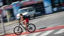 Seorang pengendara sepeda terlihat di sebuah jalan di Wina, Austria, pada 21 Agustus 2020. Wina mencatat 1,25 juta pengendara sepeda pada Juli, yang merupakan jumlah tertinggi di bulan Juli dalam catatan, demikian menurut Austrian Transport Club. (Xinhua/Guo Chen)